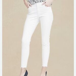 Sleek White Skinny Jeans with Streamlined Fit